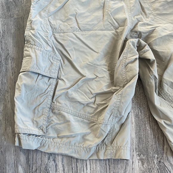 Columbia Mens Khaki Omni- Shade Regular Fit Outdoor Shorts, 12” inseam, size 32 - Picture 9 of 11